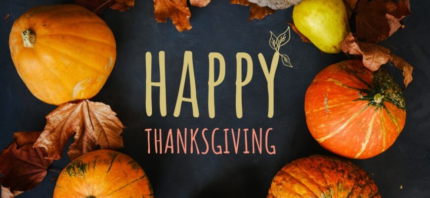 Happy,Thanksgiving,Text,With,Pumpkins,And,Leaves,Over,Wood,Background